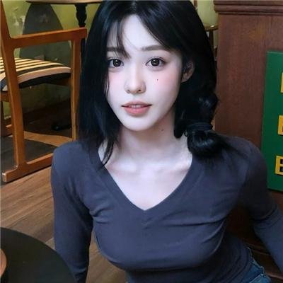 泳池里的女人